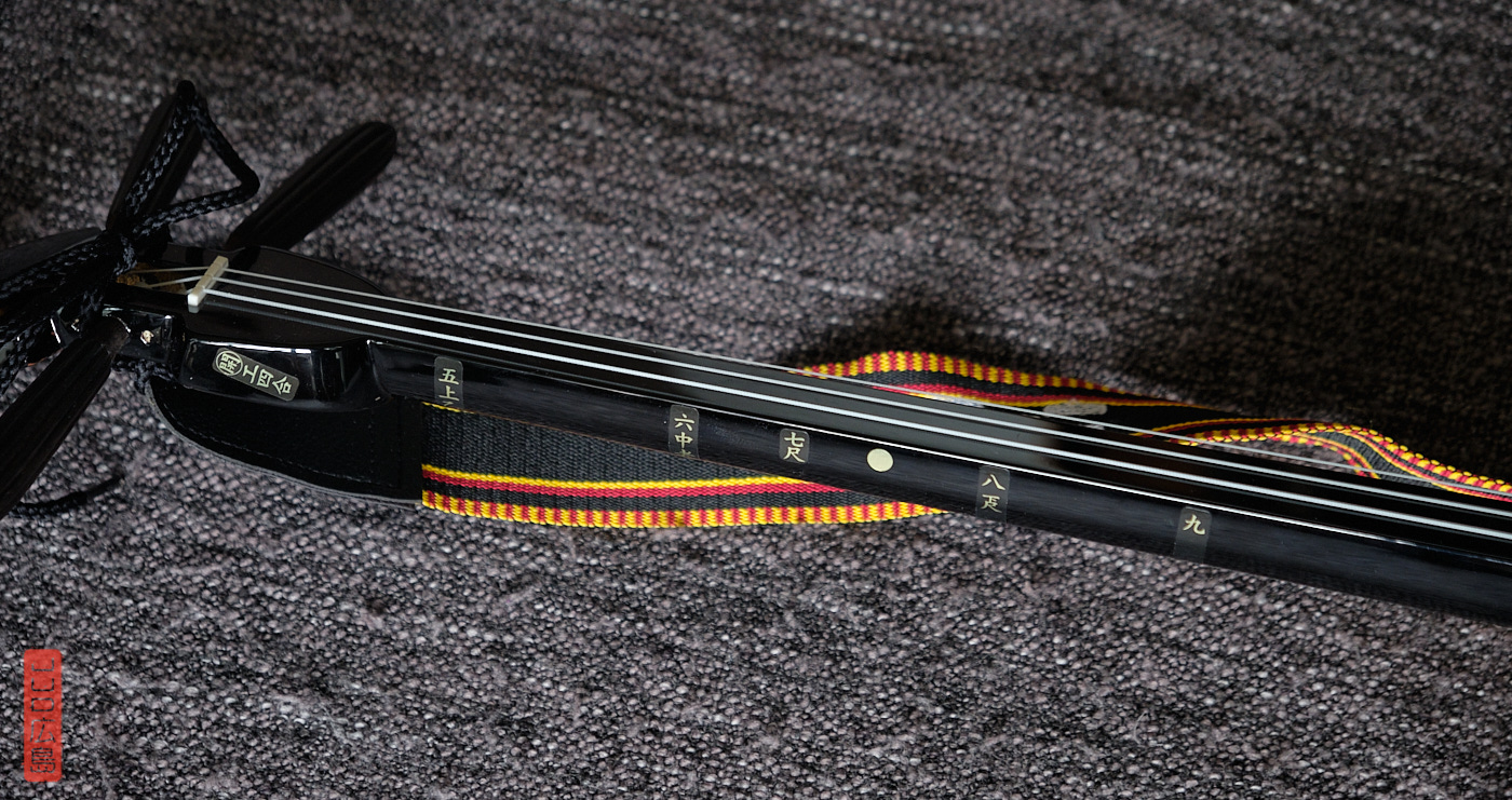 manche du sanshin avec auto-collants
