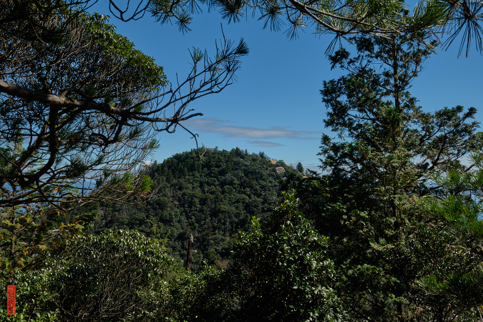 Vue sur le sommet du Mont Misen et son observatoire