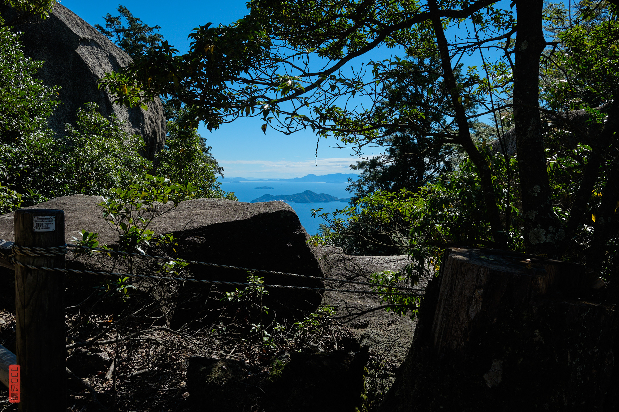 Vue sur la mer depuis le chemin montant au Mont Misen