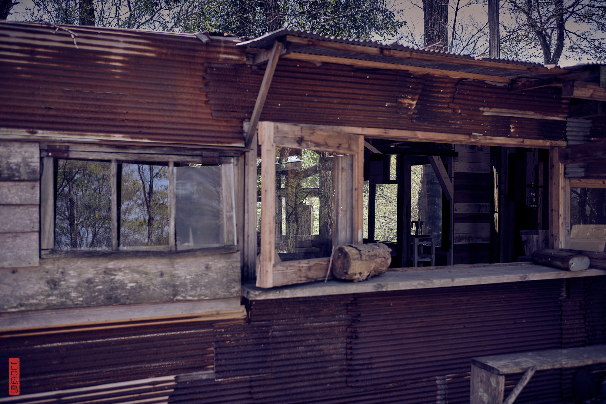 cabane en bois brut et tôle ondulée et rouillée