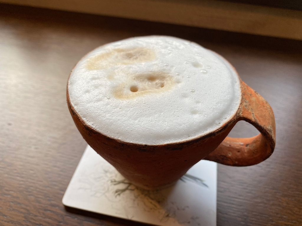 cappuccino avec vue sur les biches sauvages
